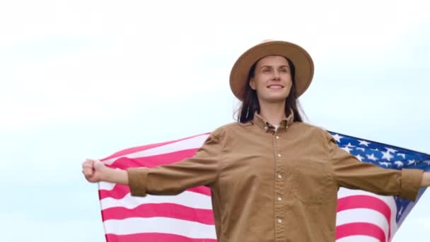 Retrato Feliz Hermosa Joven Con Sombrero Posando Con Bandera Nacional — Vídeo de stock