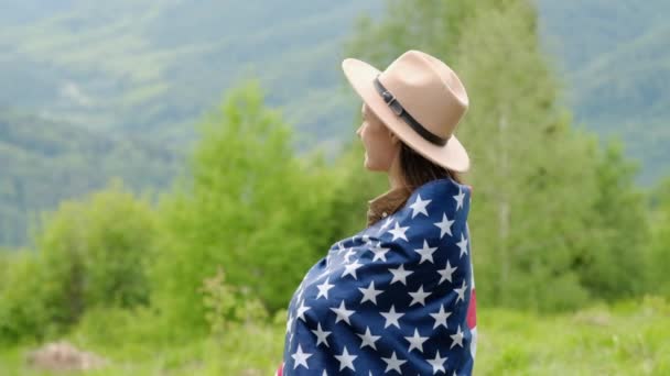 Vista Lateral Joven Feliz Sombrero Con Bandera Americana Mirando Hacia — Vídeo de stock