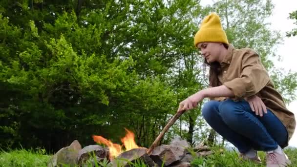 Mooie Glimlachende Jonge Vrouw Jaar Oud Zit Buurt Van Kampvuur — Stockvideo