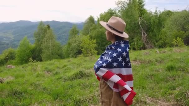 Retrato Una Joven Patriótica Con Sombrero Beige Sosteniendo Una Gran — Vídeos de Stock