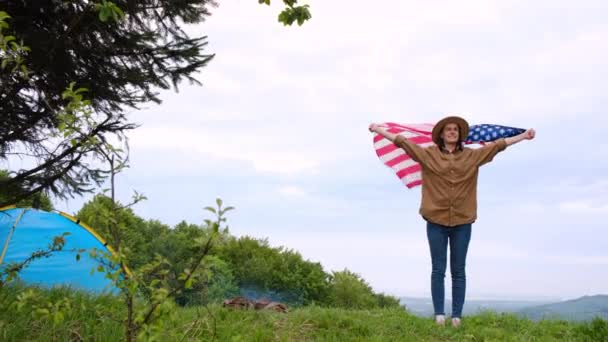 Alegre Joven Hembra Posando Con Bandera Nacional Pie Aire Libre — Vídeos de Stock