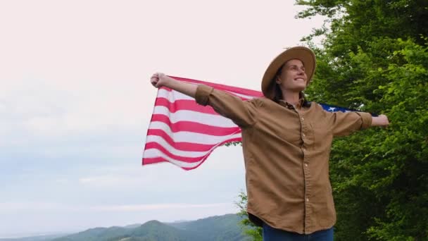 Feliz Joven Mujer Caucásica Sombrero Posando Con Bandera Nacional Pie — Vídeo de stock