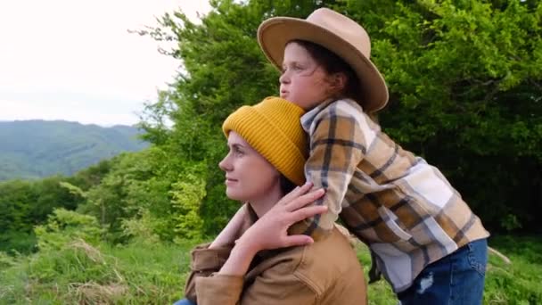 Retrato Mamá Joven Feliz Linda Hija Pequeña Con Sombrero Bosque — Vídeos de Stock