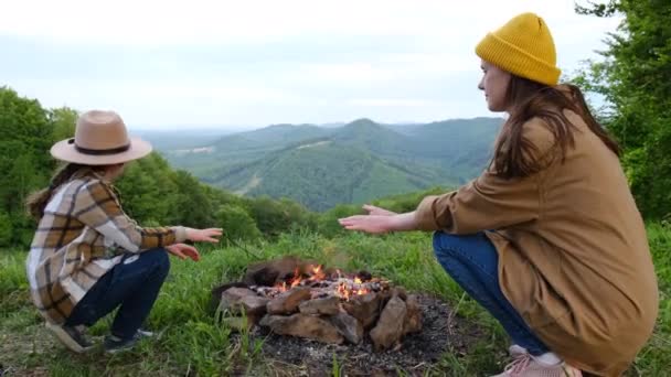 Mladá Matka Dceruška Sedadle Horách Kopci Vedle Táboráku Tábořišti Venkovní — Stock video