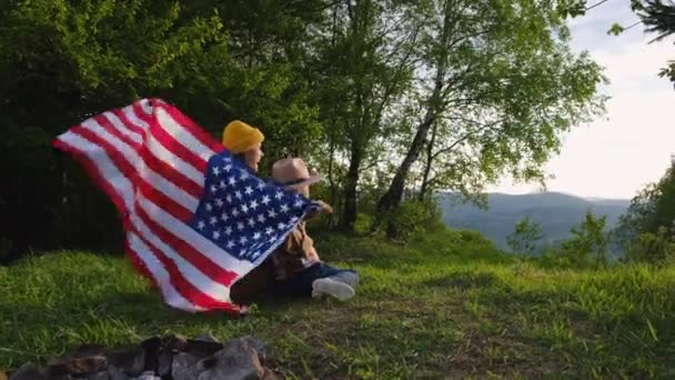 Widok Boku Młodej Matki Córki Przytulające Się Pod Amerykańską Flagą — Wideo stockowe