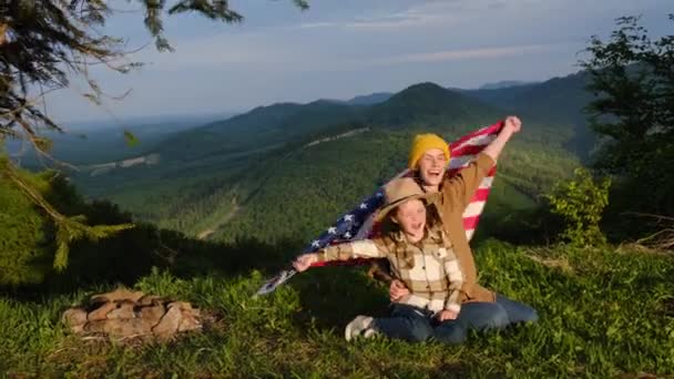 Szczęśliwa Córeczka Kapeluszu Wesoła Matka Amerykańską Flagą Piękne Dziecko Uśmiechniętą — Wideo stockowe