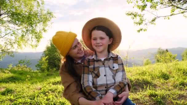 Mutlu Aile Gün Batımında Doğada Birlikte Vakit Geçiriyor Gün Doğarken — Stok video