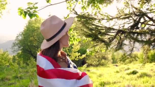 Widok Boku Młoda Brunetka Kobieta Lat Stare Zawinięte Flagę Amerykańską — Wideo stockowe