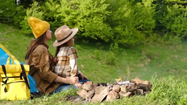 모닥불 근처에 모자를 엄마와 귀여운 엄마는 여름을 즐기지 컨셉트 — 비디오