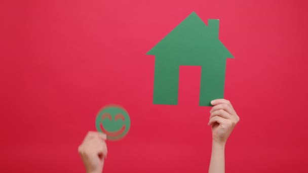 Női Kéz Kezében Zöld Boldog Mosoly Arc Papír Ház Modell — Stock videók