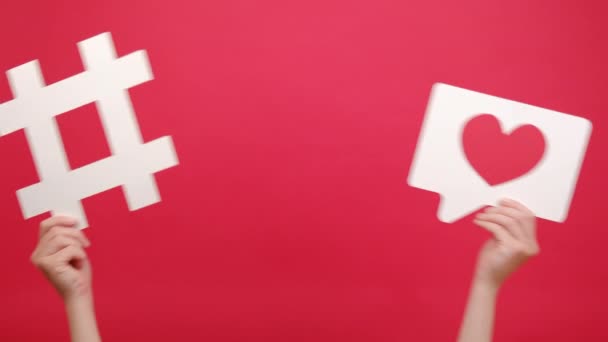 Kobiece Ręce Trzymające Duży Biały Znak Hashtagu Ikonę Serca Pozujące — Wideo stockowe