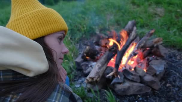 Selective Focus Calm Young Woman Squatting Warming Hands Bonfire Summer — Stockvideo