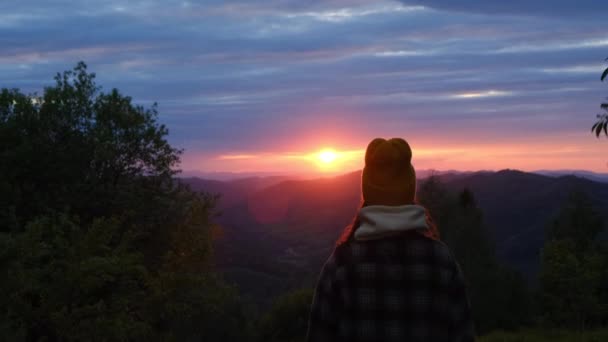 Ruhige Junge Frau Blickt Bei Bergwanderung Und Atemberaubendem Sonnenuntergang Zum — Stockvideo