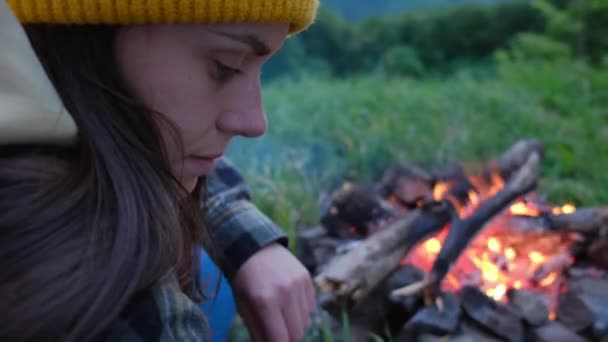 Primer Plano Linda Mujer Joven Gorro Punto Sentado Cerca Fogata — Vídeo de stock