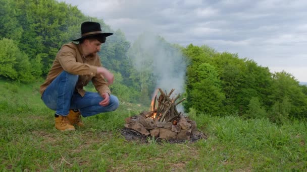 Traveler Man Black Hat Sitting Campfire Hiking Enjoy Beautiful Nature — Stockvideo