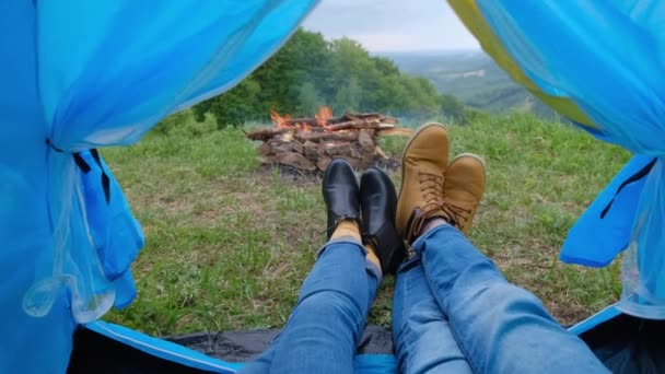 Close Casal Amor Leigos Barraca Acampamento Desfrutar Vista Dentro Floresta — Vídeo de Stock