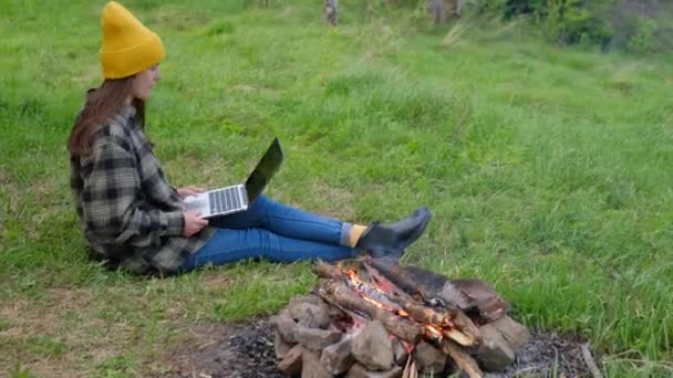 Bereli Gezgin Genç Beyaz Kadın Ormanda Kamp Yaparken Uzaktan Bilgisayar — Stok video