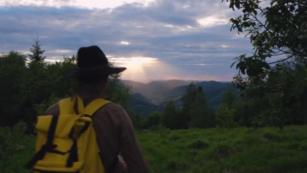 Cinematic Shot Hiker Photographer Hipster Man Top Mountain Peak Film — Stockvideo