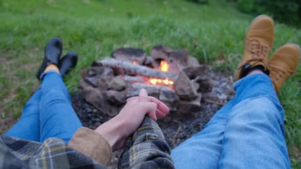 Konzept Der Campingromantik Nahaufnahme Eines Nicht Wiederzuerkennenden Paares Das Einem — Stockvideo