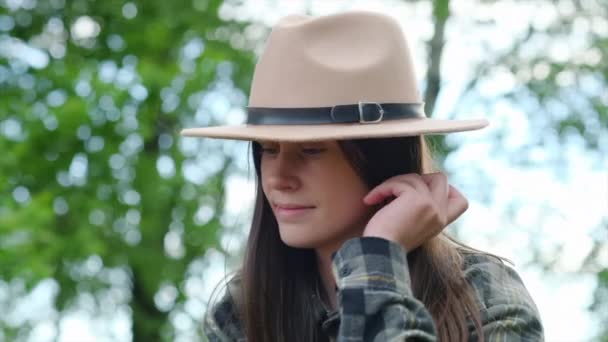 Close Portrait Pretty Young Woman Traveler Hat Enjoying Summer Green — Stock Video