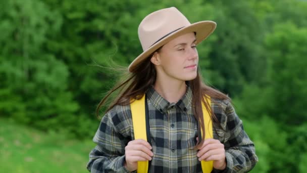 Primer Plano Retrato Mujer Joven Atractiva Sombrero Pie Bosque Fondo — Vídeo de stock