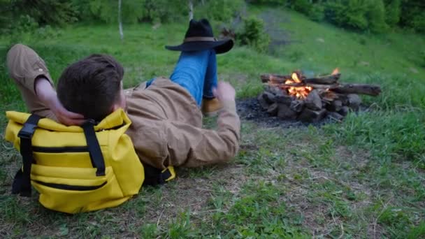 Selective Focus Young Man Black Hat Lying Yellow Backpack Bonfire — Stock Video