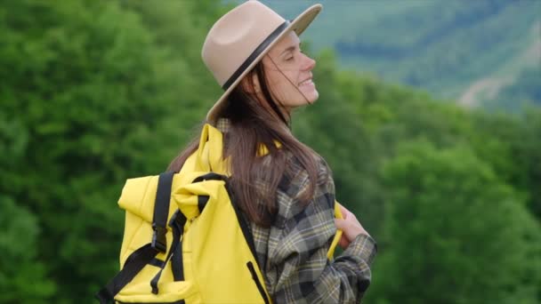 Portret Atrakcyjnej Uśmiechniętej Białej Kobiety Żółtym Plecakiem Cieszącej Się Letnią — Wideo stockowe