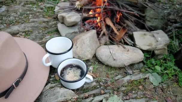 Primer Plano Mano Masculina Toma Taza Metal Blanco Café Caliente — Vídeos de Stock