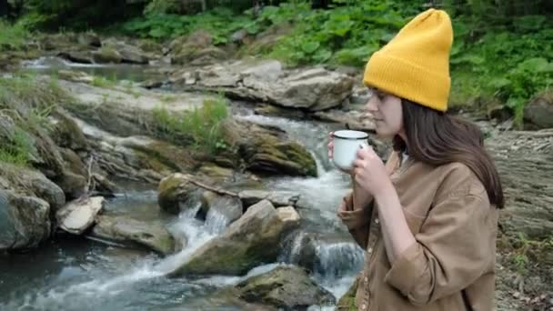 Šťastná Mladá Žena Užívá Ranní Kávu Horské Řeky Turistka Žlutém — Stock video