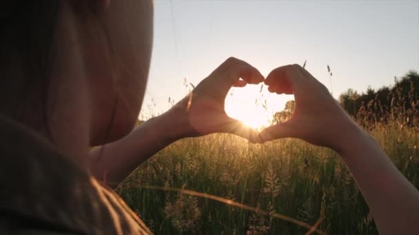 Close Mãos Femininas Forma Coração Amor Incrível Pôr Sol Bonito — Vídeo de Stock