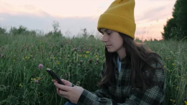 Lovely Charming Young Woman Hiker Sitting Green Grass Networking Text — Vídeo de Stock