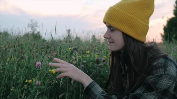 Nahaufnahme Einer Fröhlich Entspannten Jungen Kaukasischen Frau Strickmütze Die Wildblumen — Stockvideo