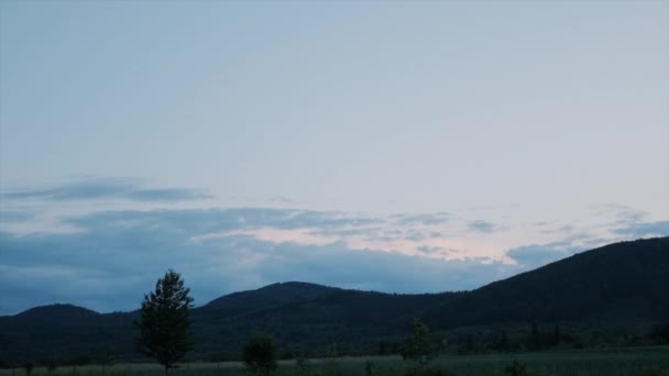 Góry Leśny Krajobraz Pod Wieczornym Błękitnym Niebem Chmurami Świetle Słonecznym — Wideo stockowe