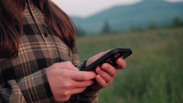 Close Mãos Femininas Usando Smartphone Fundo Montanhas Verão Noite Redes — Vídeo de Stock