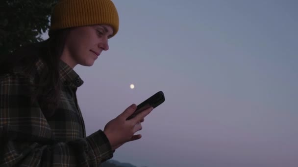 Hipster Dívka Venku Během Večerního Soumraku Procházet Krmení Smartphonu Mladá — Stock video