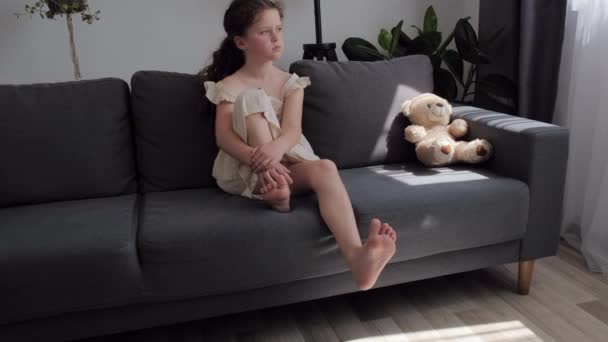 Üzgün Küçük Çocuk Kendini Yalnız Hissediyor Iletişim Eksikliği Yalnız Dışlanmış — Stok video