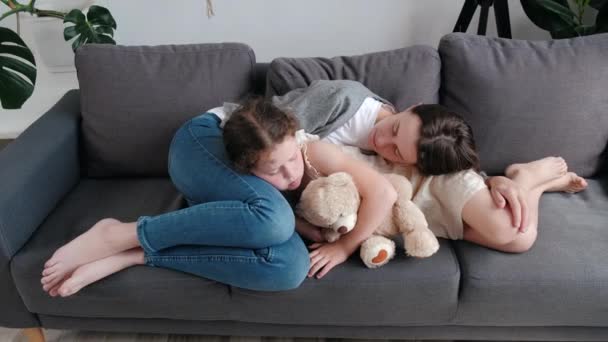 Ruhige Süße Kleine Mädchen Mit Schönen Jungen Mutter Liegend Zusammen — Stockvideo