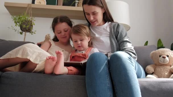 Glückliche Junge Mutter Babysitter Halten Buch Oder Fotoalbum Lesen Entspannen — Stockvideo