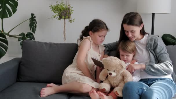 Família Feliz Reunida Sala Estar Aconchegante Mãe Crianças Descansando Sofá — Vídeo de Stock