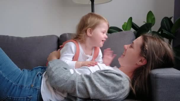 Glückliche Familie Freude Mama Sein Glückwünsche Zum Muttertag Süßer Gemeinsamer — Stockvideo