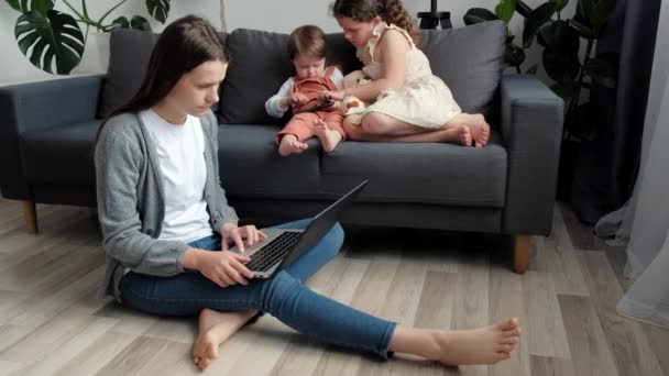 Virtual Home Office Distance Job Focused Young Mother Remote Working — 图库视频影像