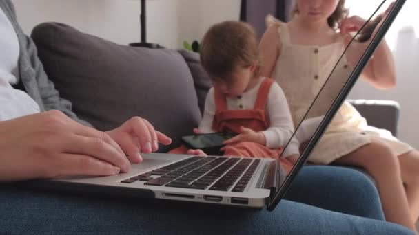 Blisko Mamusi Ręce Pracy Klawiaturze Laptopa Pobliżu Małych Córek Dzieci — Wideo stockowe