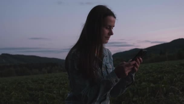 Junge Hübsche Zwanzigjährige Benutzen Mobiltelefone Chatten Schreiben Sms Mit Freunden — Stockvideo