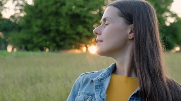 Ονειρική Γαλήνια Χαλαρή Χαμογελαστή Νεαρή Καυκάσια Γυναίκα Αναπνέει Καθαρό Αέρα — Αρχείο Βίντεο