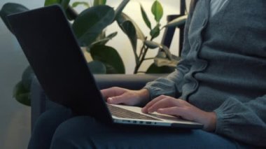 Bilgisayarda ya da bilgisayar klavyesinde çalışıp e-posta göndermekle ve gece geç saatlerde web tarayıcısında sörf yapmakla meşgul olan kadınların ellerini kapat evdeki lambanın altındaki koltukta otur. İş bitimi, aşırı çalışma kavramı