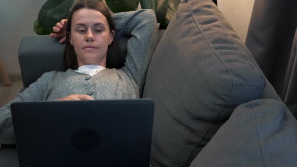 Расслабленная Молодая Женщина Печатающая Компьютере Просматривающая Интернет Изучающая Общение Интернете — стоковое видео