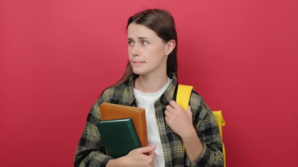 Confused Young Student Woman 20S Yellow Backpack Holding Notebooks Making — Vídeo de Stock