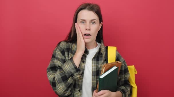 Shocked Young Student Woman Shirt Yellow Backpack Holding Books Cover — ストック動画
