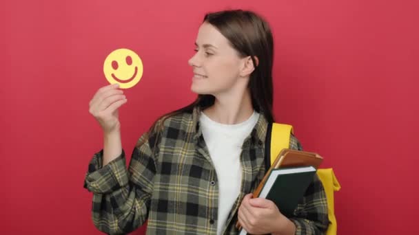 Portrait Young Woman Student Holding Small Yellow Paper Happy Emoticon — стоковое видео