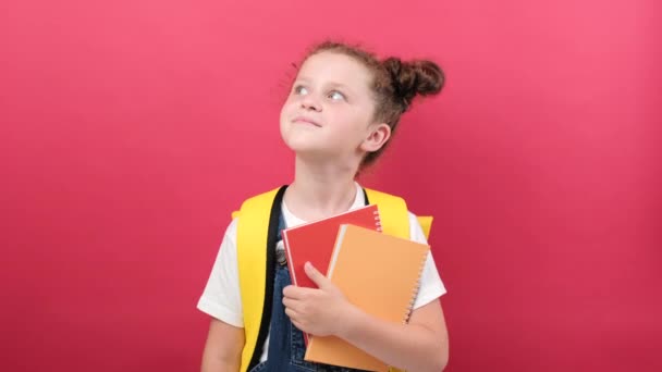 Πορτρέτο Του Ονειρικό Κοριτσάκι Σχολείο Ετών Shirt Και Σακίδιο Κρατήσει — Αρχείο Βίντεο